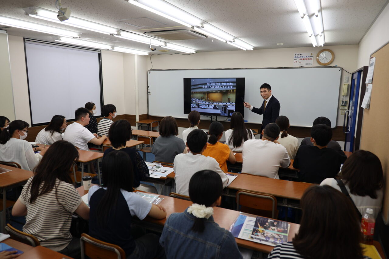 会場で説明を聞く市田塾中学3年生と保護者